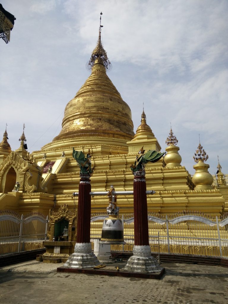 The Kuthodaw pagoda.